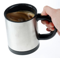 Werf die Löffel weg mit der selbstdrehenden Tasse